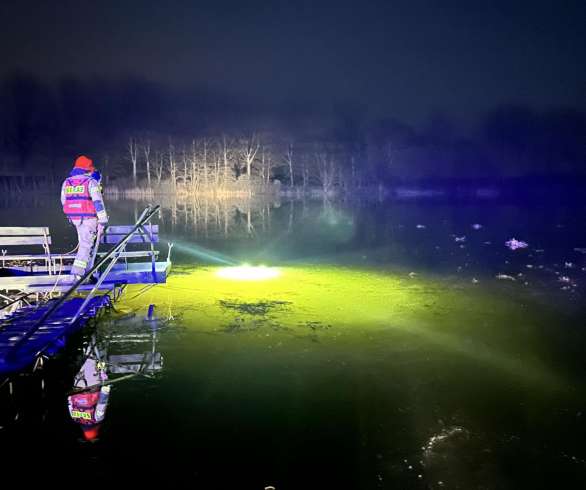 Zdjęcie aktualności Tragedia na jeziorze pod Trzemesznem. Nie żyje mężczyzna, pod którym załamał się lód