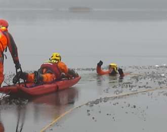 Zdjęcie aktualności Strażacy z Wągrowca ćwiczyli na zamarzniętym jeziorze