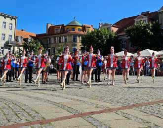 Zdjęcie aktualności Swarzędzka Orkiestra Dęta z tanecznym pokazem mażoretek wystąpiła na gnieźnieńskim Rynku w ramach festiwalu iVenti